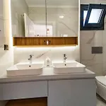 Merkezde 8 Kisilik Oezel Havuzlu Villa *