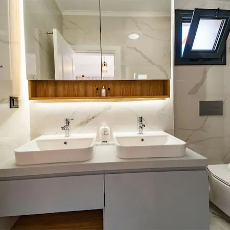 Merkezde 8 Kisilik Oezel Havuzlu Villa *