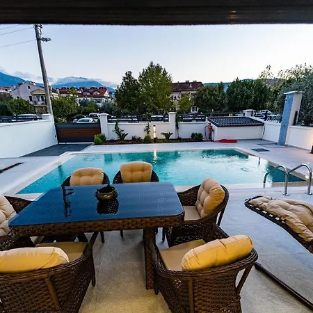 Merkezde 8 Kisilik Oezel Havuzlu Fethiye