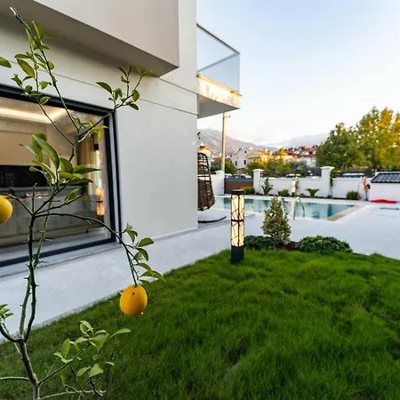 Merkezde 8 Kisilik Oezel Havuzlu Villa *