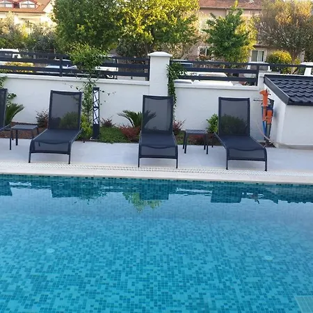 Merkezde 8 Kisilik Oezel Havuzlu Βίλα *