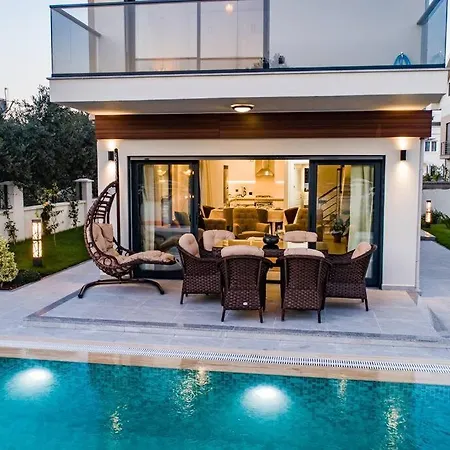 Merkezde 8 Kisilik Oezel Havuzlu Villa *