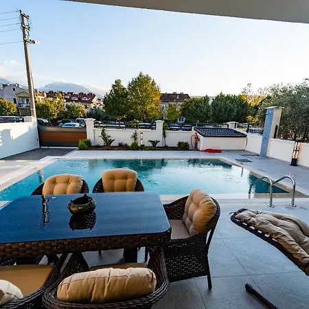 Villa Merkezde 8 Kisilik Oezel Havuzlu
